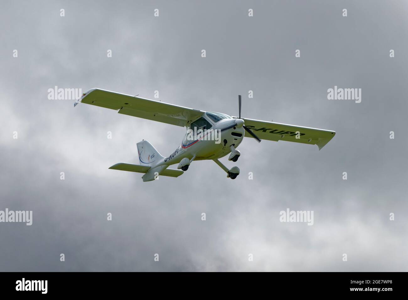 Flight Design CTSW Mikrolichtflugzeug G-KUPP startet vom Popham Airfield in Südengland Stockfoto