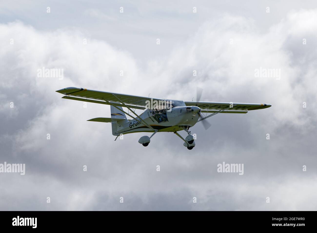 Smart aussehendes Eurofox-Ultraleichtflugzeug verlässt Popham Airfield in Südengland Stockfoto