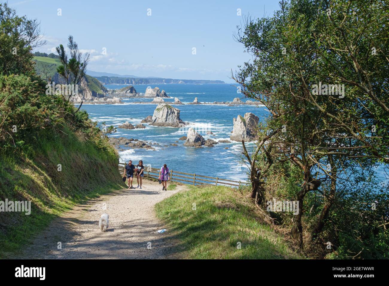 Menschen, die von Playa del silencio Gaviero an der asturischen Küste zu Fuß gehen. August 2021. Spanien Stockfoto