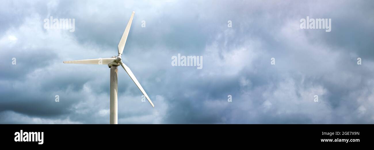 Windmühlen für die Stromerzeugung. Windturbine vor dem Hintergrund eines dunklen düsteren Himmels, windiges Wetter in Norwegen, Ort, um Text einzufügen Stockfoto
