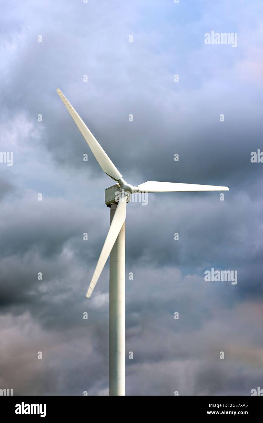 Windmühlen für die Stromerzeugung. Windturbine vor dem Hintergrund eines dunklen düsteren Himmels, windiges Wetter in Norwegen, Ort, um Text einzufügen Stockfoto