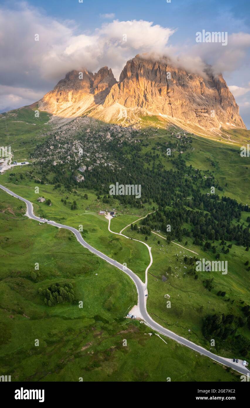Luftaufnahme der Langkofelgruppe bei einem Sommersonnenaufgang. Sellajoch, Dolomiti, Bezirk Bozen, Trentino-Südtirol, Italien, Europa. Stockfoto