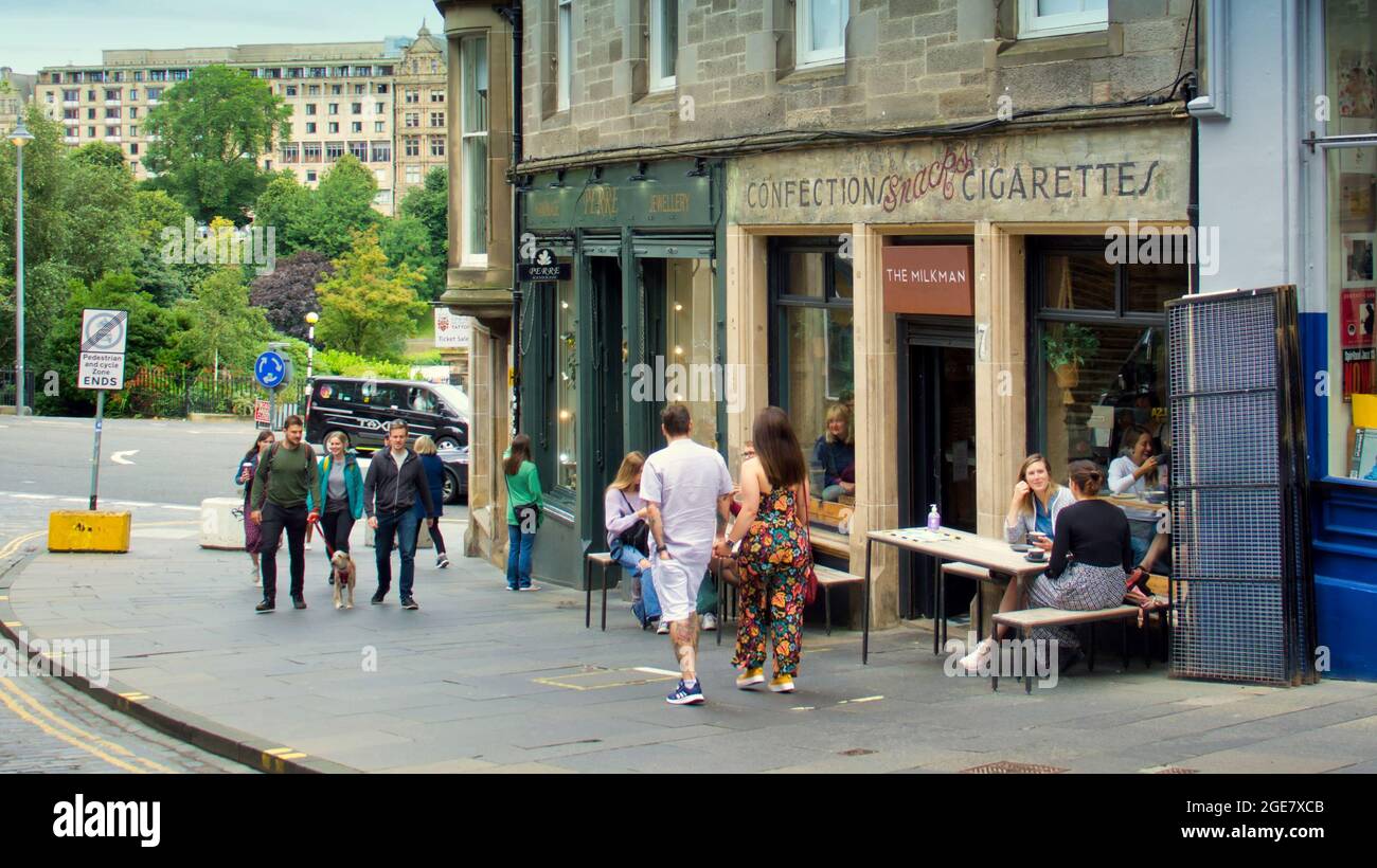 Edinburgh, Schottland, 17. August 2021. UK Wetter: Sonnentag sah Festival Fringe Street Rückkehr als glückliche Einheimische und Touristen in der Sonne sitzen und ein wenig Humor und Spaß in der Stadt genießen. Credit Gerard Ferry/Alamy Live News Stockfoto