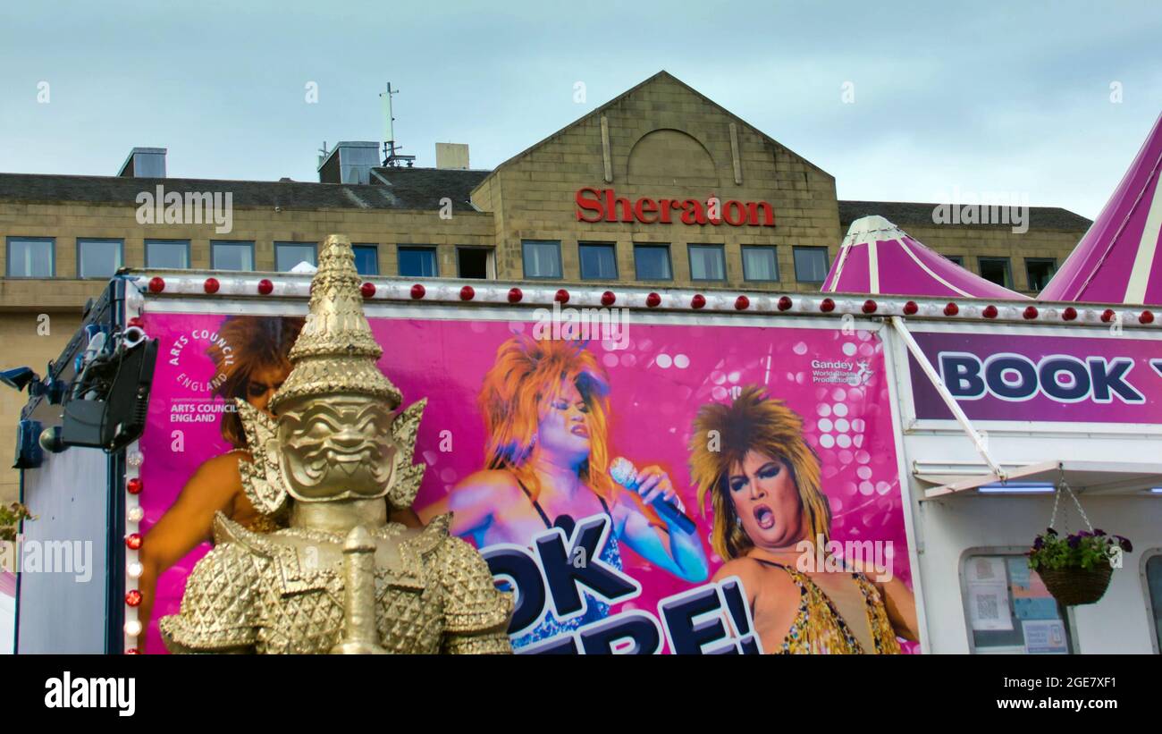 Edinburgh, Schottland, 17. August 2021. UK Wetter: Sonnentag sah Festival Fringe Street Rückkehr als glückliche Einheimische und Touristen in der Sonne sitzen und ein wenig Humor und Spaß in der Stadt genießen. Credit Gerard Ferry/Alamy Live News Stockfoto