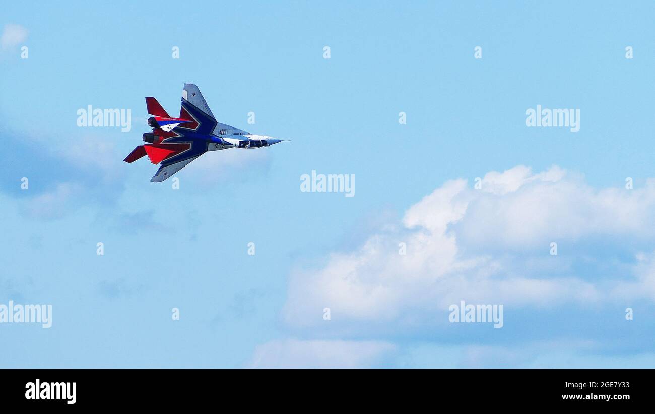 Airshow. Militärflugzeuge am Himmel. Demonstrationsdemonstrationen von Kampfflugzeugen. Stockfoto