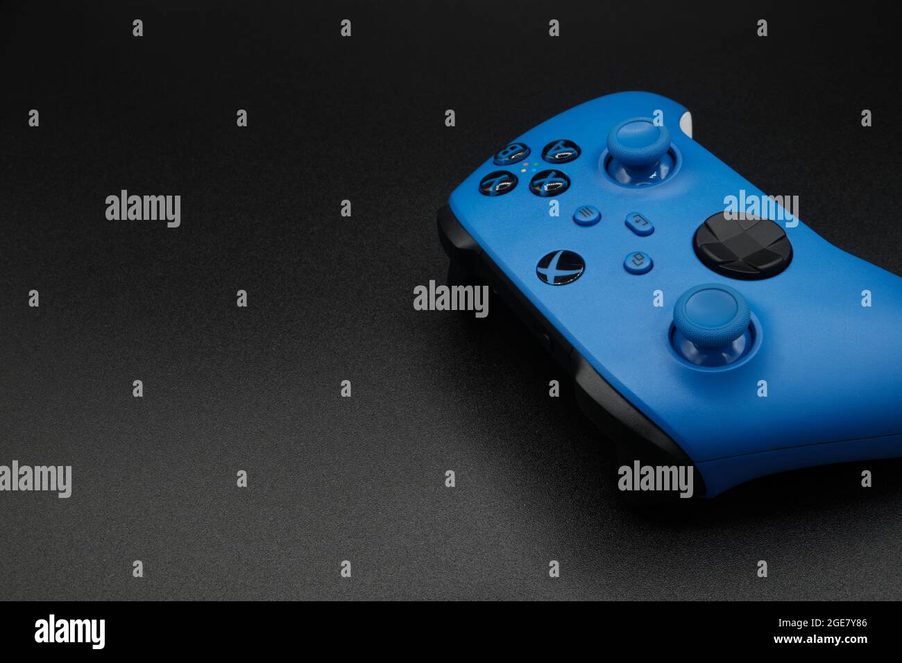 Malaga, Spanien - 11. August 2021: Blauer Xbox One Controller erscheint auf  schwarzem Hintergrund Stockfotografie - Alamy