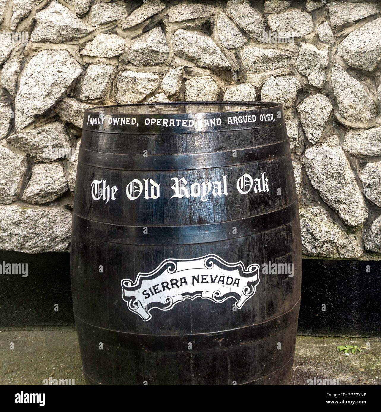 Ein altes Whiskey-Fass vor dem Old Royal Oak Pub in Kilmainham, Dublin, Irland, mit der Legende, ‘im Familienbesitz, Betrieben und argumentiert“. Stockfoto