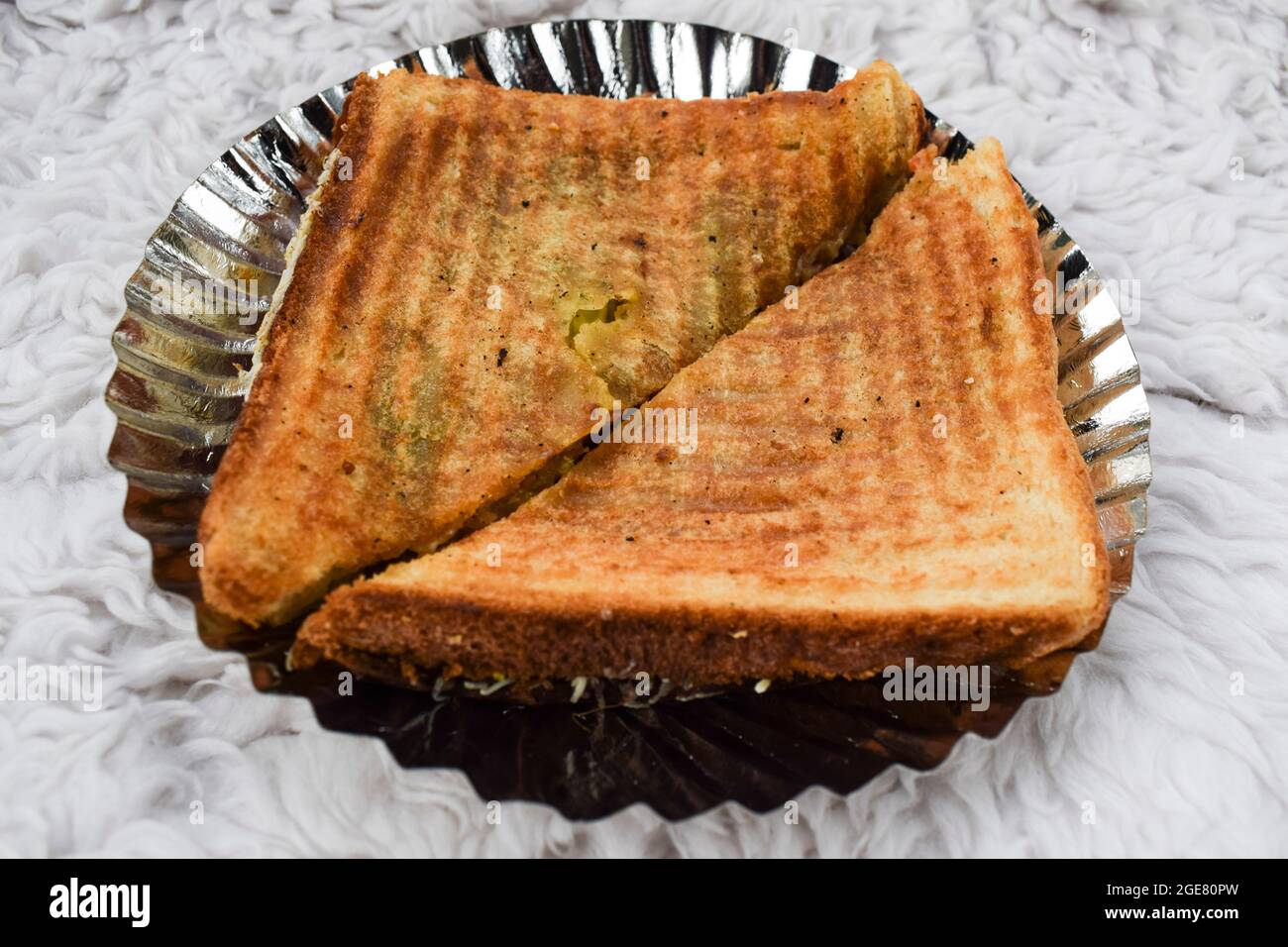 Käsefleisch Gegrilltes Sandwich getoasteter Grill Frühstücksartikel Draufsicht auf weißem Hintergrund. Leckeres vegetarisches kitschiges Gemüse mit grünem Chutney-Sand Stockfoto