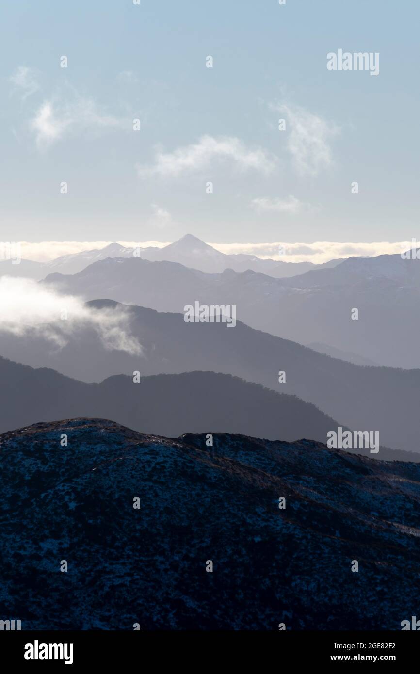 Neblige Bergketten, Paparoa Track, (einer von Neuseelands tollen Spaziergängen), Westküste, Südinsel, Neuseeland Stockfoto