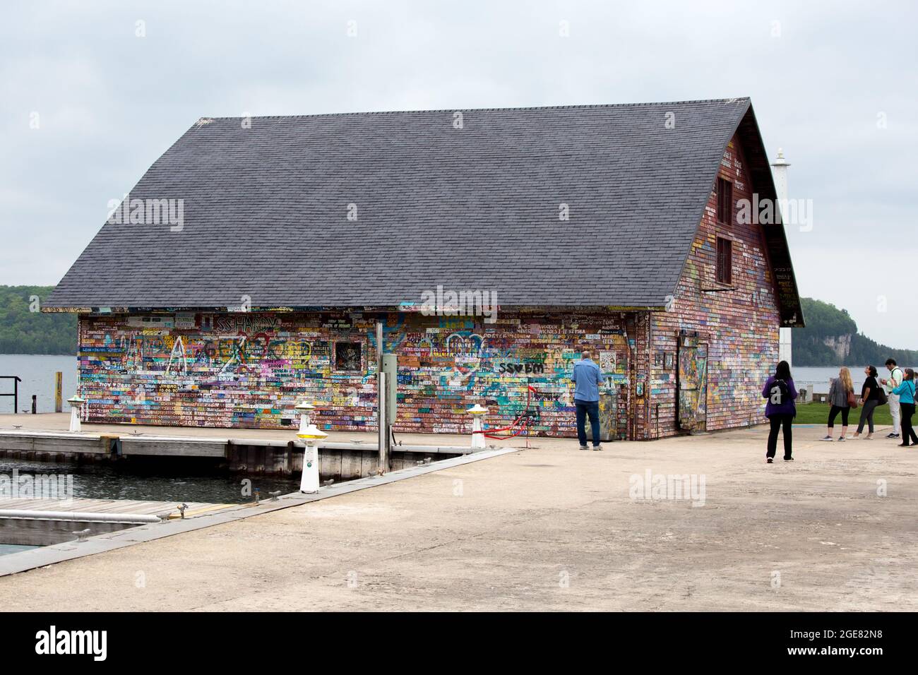 Die mit Graffiti bedeckte Scheune der Hardy Gallery am Anderson Dock in Ephraim, Door County, Wisconsin. Stockfoto