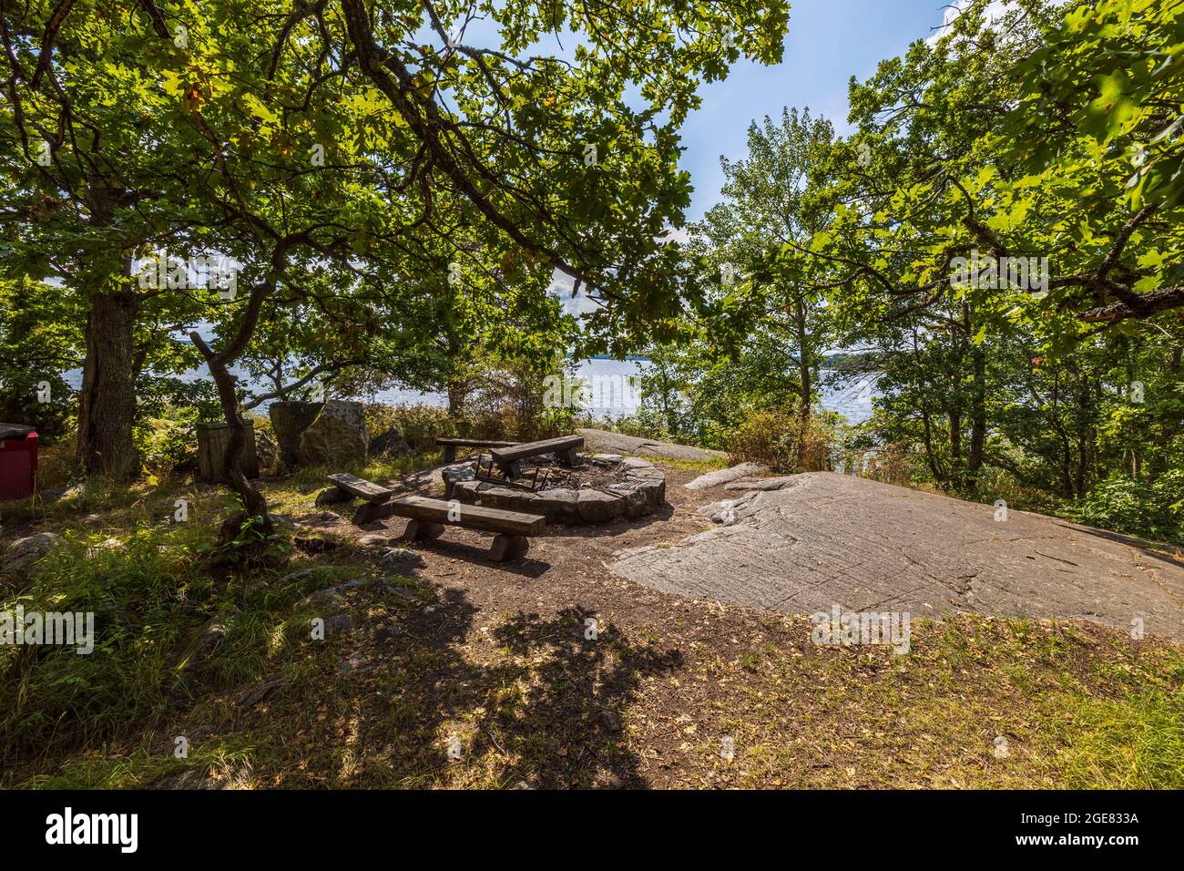 Wunderschöne Aussicht auf den Grillplatz im Freien auf grünen Bäumen im Hintergrund. Schweden. Stockfoto
