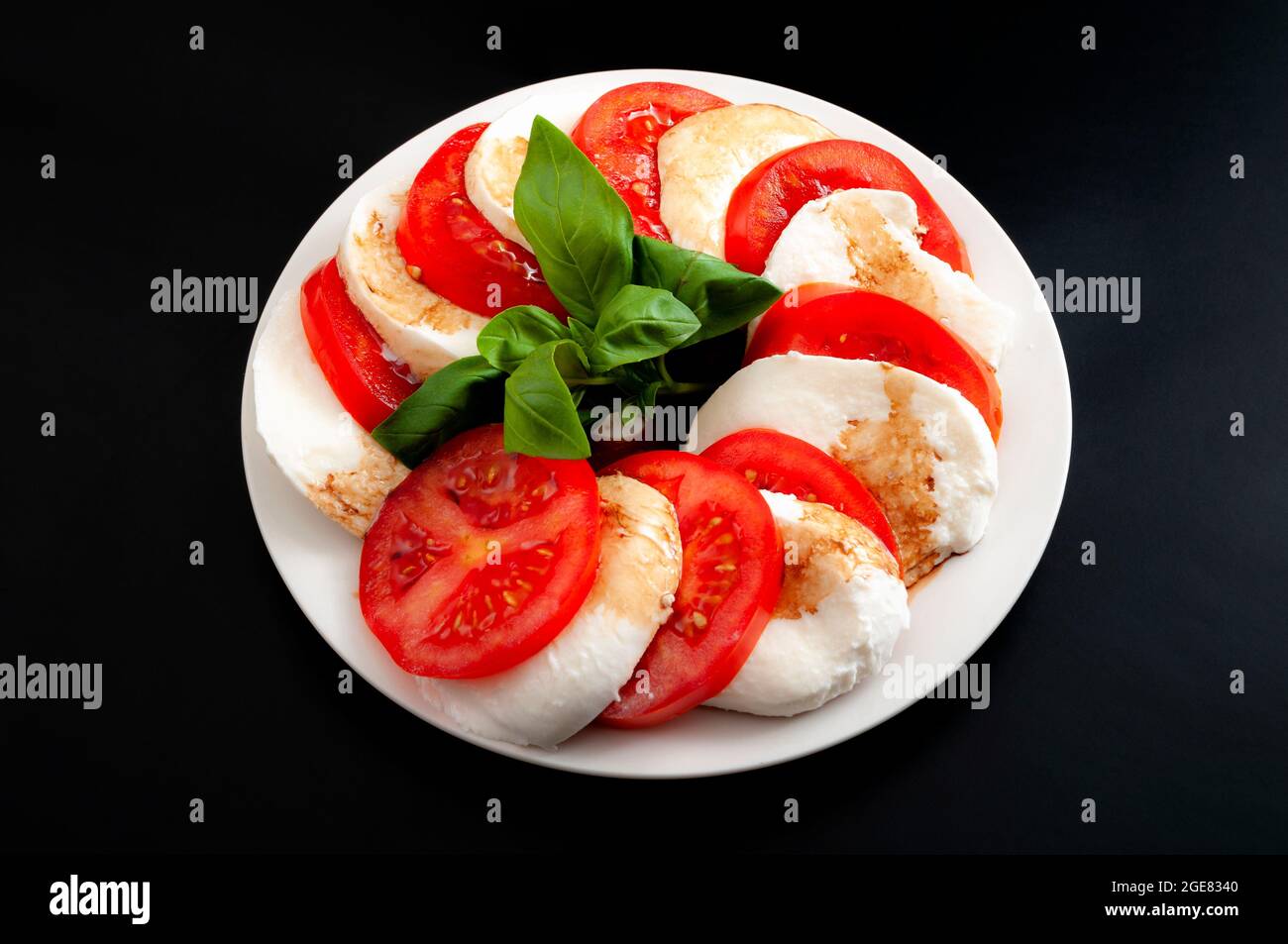 Mediterrane Küche, frische vegetarische Gerichte und italienisches kulinarisches Kunstkonzept mit Caprese-Salat aus Mozzarella-Käse, Tomaten und Basilikumbleafe i Stockfoto