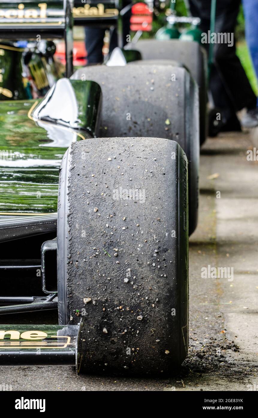Glatte Reifen auf einem klassischen Lotus Formel 1, Grand Prix Rennwagen beim Goodwood Festival of Speed Event 2014, mit Trümmern, die von weichem Gummi aufgefangen wurden Stockfoto