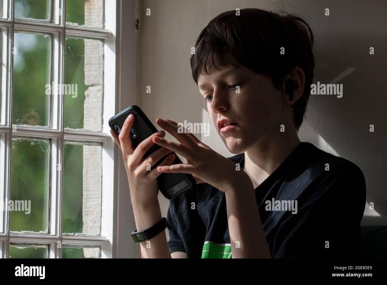 Junge mit Handy Stockfoto