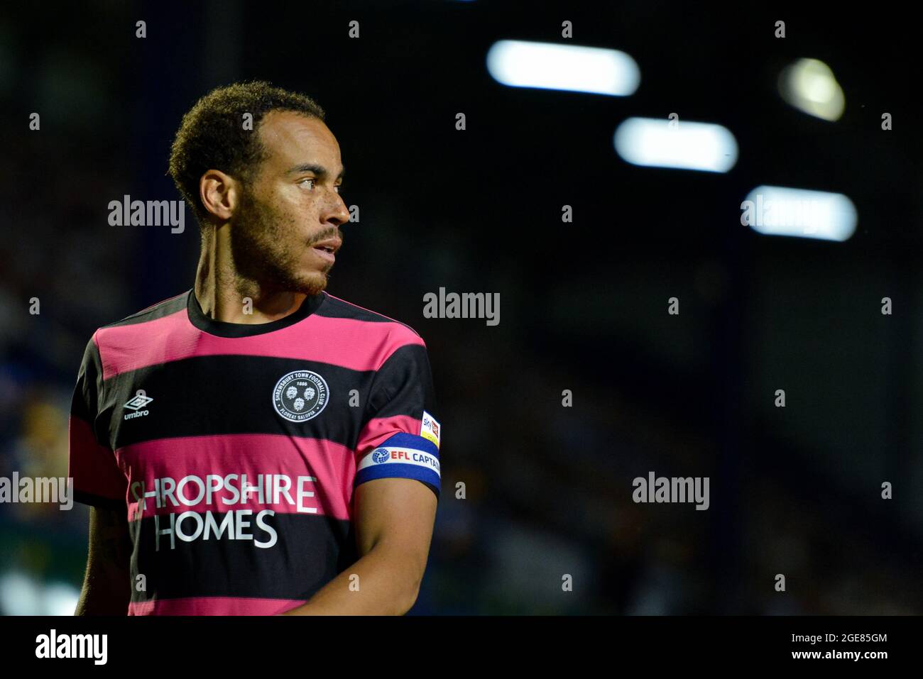 Portsmouth, Großbritannien. August 2021. Elliott Bennett (17) während des Spiels der Sky Bet League 1 zwischen Portsmouth und Shrewsbury Town im Fratton Park, Portsmouth, England am 17. August 2021. Foto von Lee Blease/Prime Media Images Kredit: Prime Media Images/Alamy Live News Stockfoto