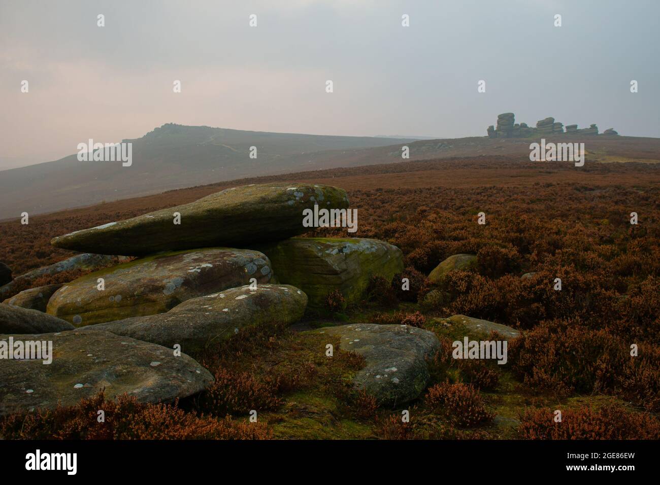 Wandern um die seltsamen Felsformationen neben dem Ladybower Reservoir bei Sonnenuntergang im Nebel, Peak District, Derbyshire, England, Großbritannien Stockfoto