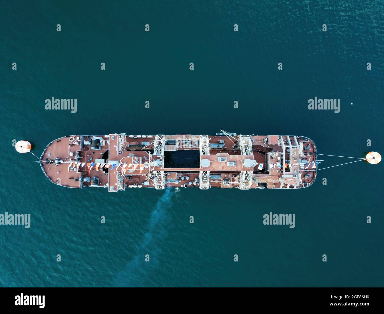 Russisches Militärschiff in der Sewastopoler Bucht am Tag der Marine, direkt über der Ansicht. Stockfoto