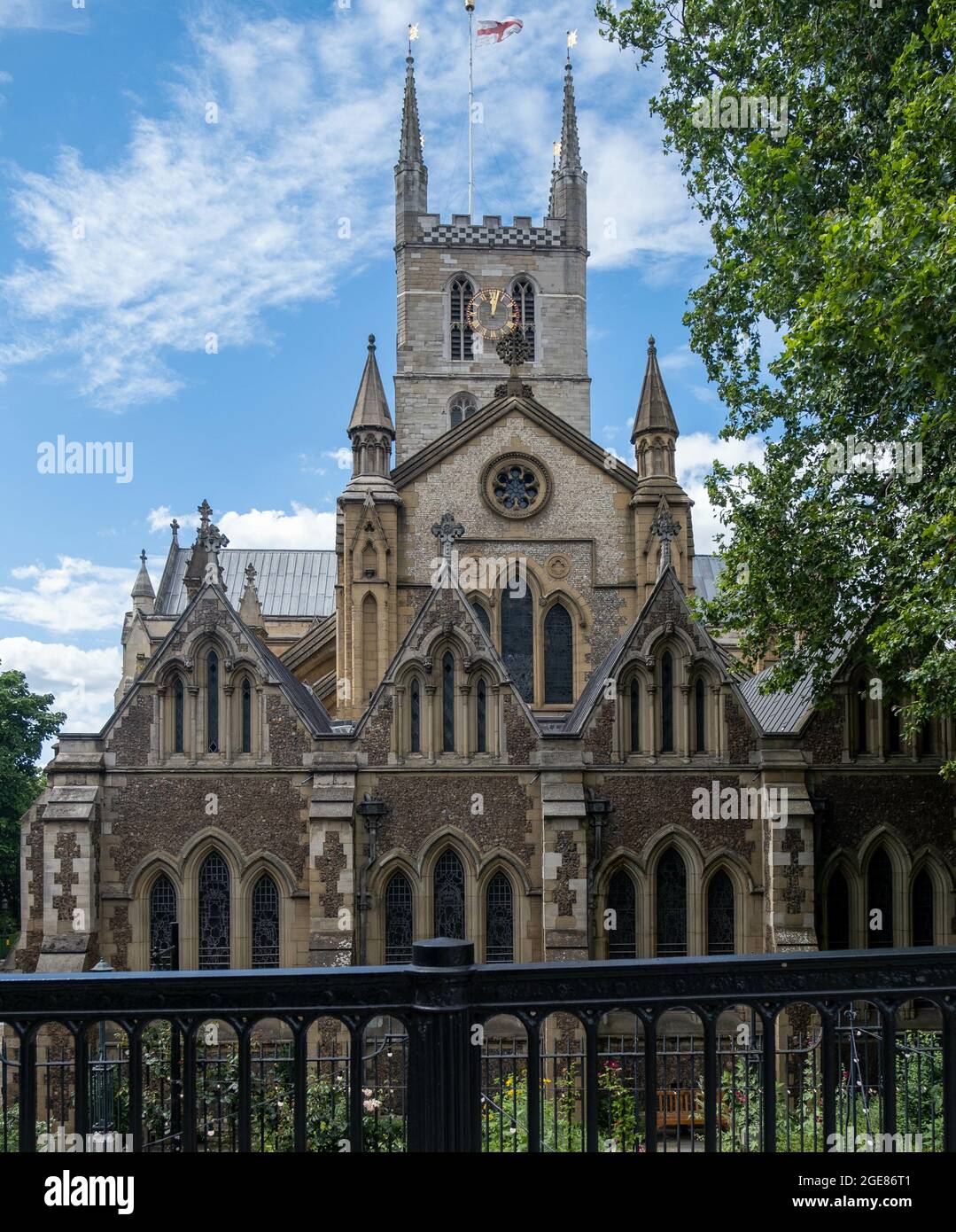 LONDON, VEREINIGTES KÖNIGREICH - 29. Jul 2021: Eine vertikale Aufnahme der Southwark Cathedral in London, England, Vereinigtes Königreich Stockfoto
