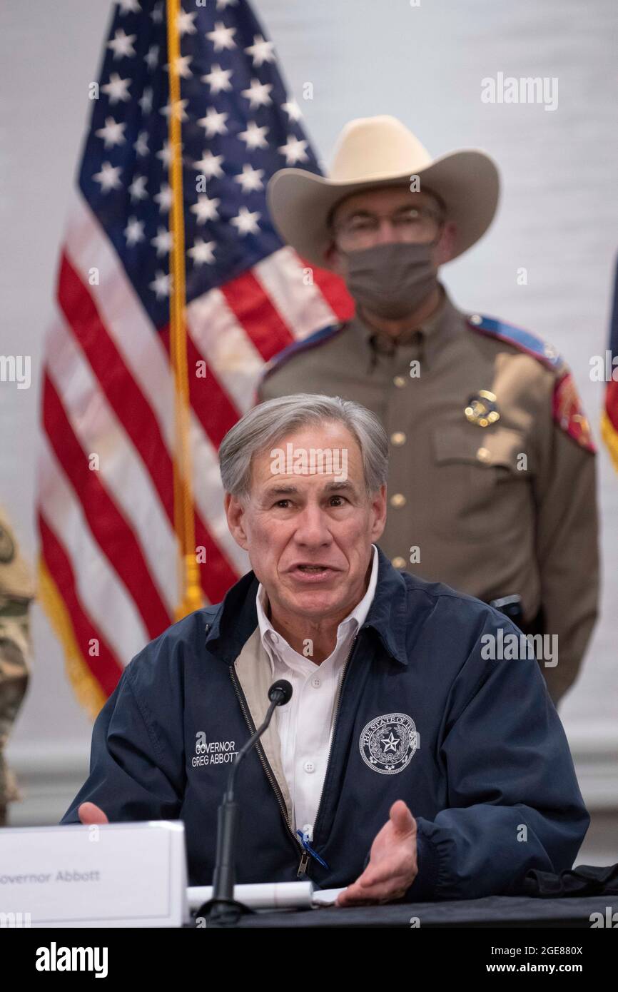 Texas Gov. Greg Abbott hat sich positiv auf COVID-19 getestet, teilte sein Büro in einer Erklärung am Dienstag mit. DATEIBILD. August 2021. 17. Februar 2021, Austin, Texas, USA: Texas Gov. GREG ABBOTT und Beamte der Notaufnahme sprechen im State Operations Center mit der Presse, während Texas in allen 254 Grafschaften mit Rekordschnee und bitterer Kälte zu reden hat. Etwa ein Viertel des Staates ist immer noch ohne Macht, da Beamte staatliche Ressourcen an einer Vielzahl von Fronten einsetzen. Quelle: Bob Daemmrich/ZUMA Wire/Alamy Live News Stockfoto