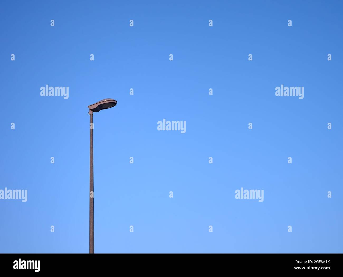 Detail einer Straßenlaterne vor einem blauen Himmel Hintergrund Stockfoto