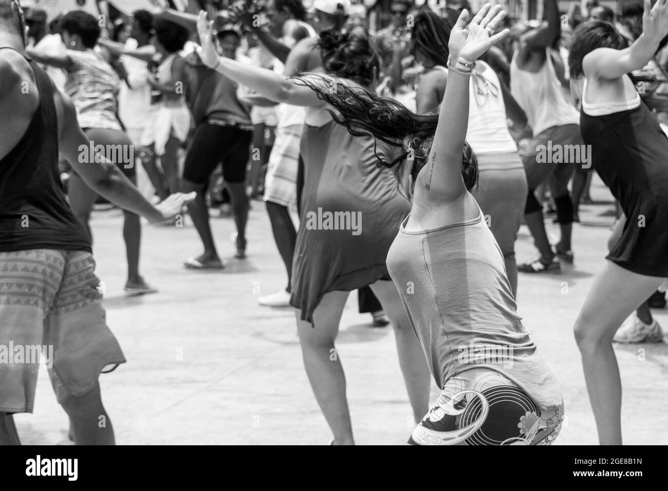 Salvador, Bahia, Brasilien - 31. Dezember 2015: Gruppe von Tänzern, die auf dem Stadtplatz im Freien tanzen. Stockfoto