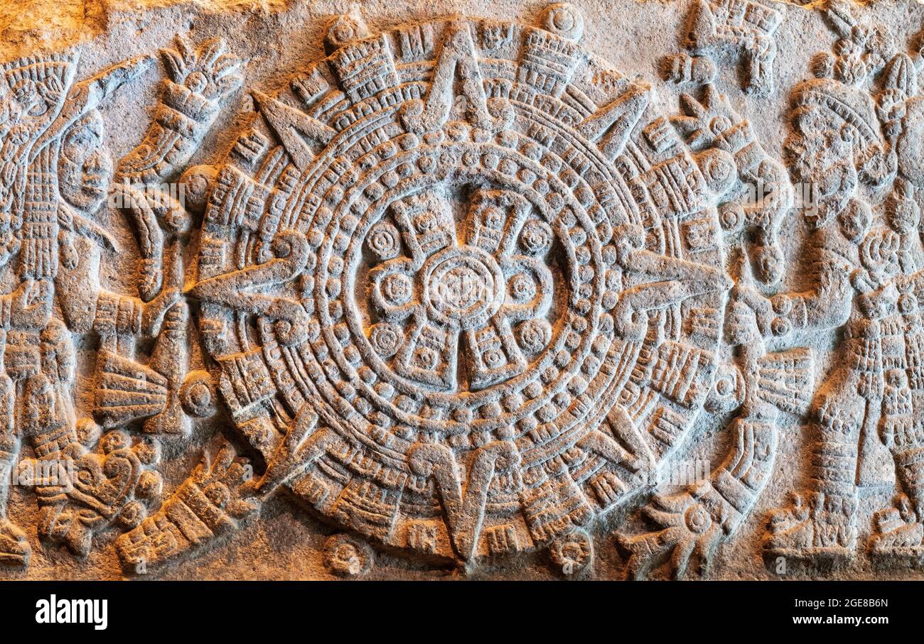 Azteken-Herrscher Moctezuma II und Kriegsgott Huitzilopochtli um die fünfte Sonne in einem militärischen Basrelief, Mexiko-Stadt, Mexiko. Stockfoto