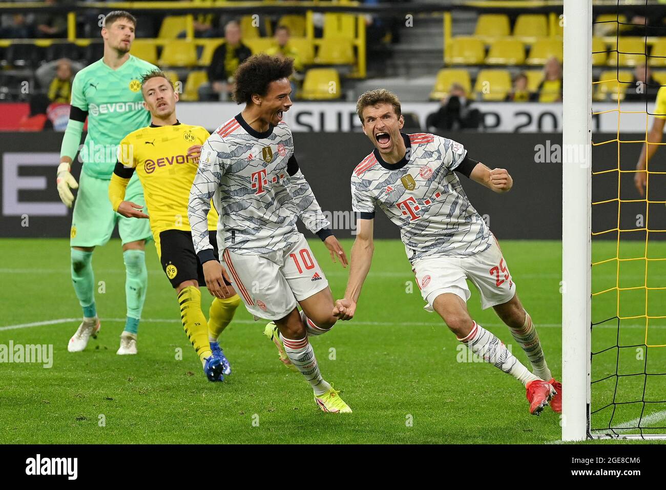 Dortmund, Deutschland. August 2021. Thomas Müller (1. R) von Bayern München feiert nach dem Treffer beim deutschen Supercup-Fußballspiel gegen Borussia Dortmund am 17. August 2021 in Dortmund. Quelle: Ulrich Hufnagel/Xinhua/Alamy Live News Stockfoto