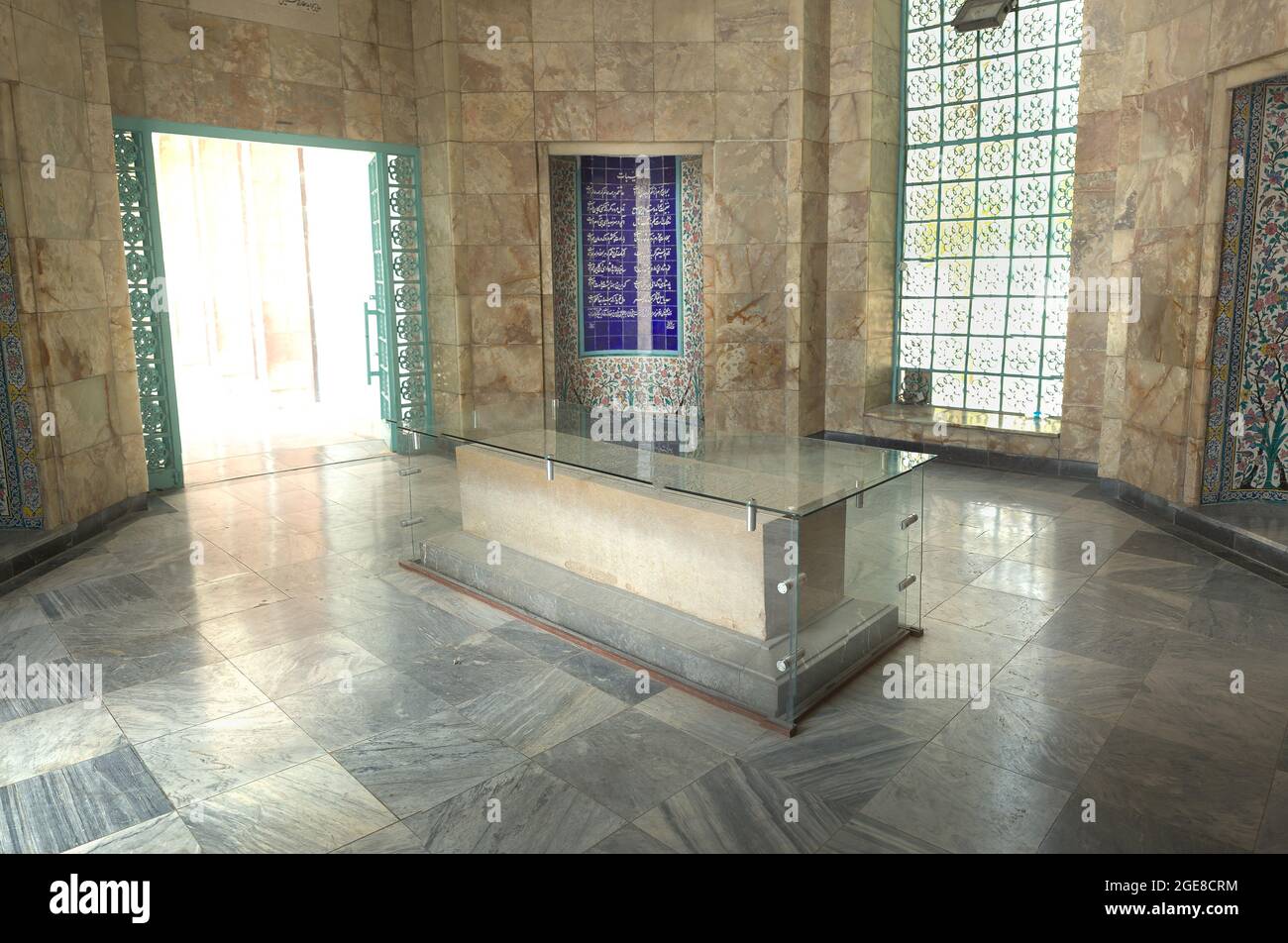 Shiraz, Iran,16. juli 2021 das Grab von Saadi, auch bekannt als Saadieh, ist ein Grab und Mausoleum, das dem persischen Dichter Saadi in der iranischen Stadt Shi gewidmet ist Stockfoto