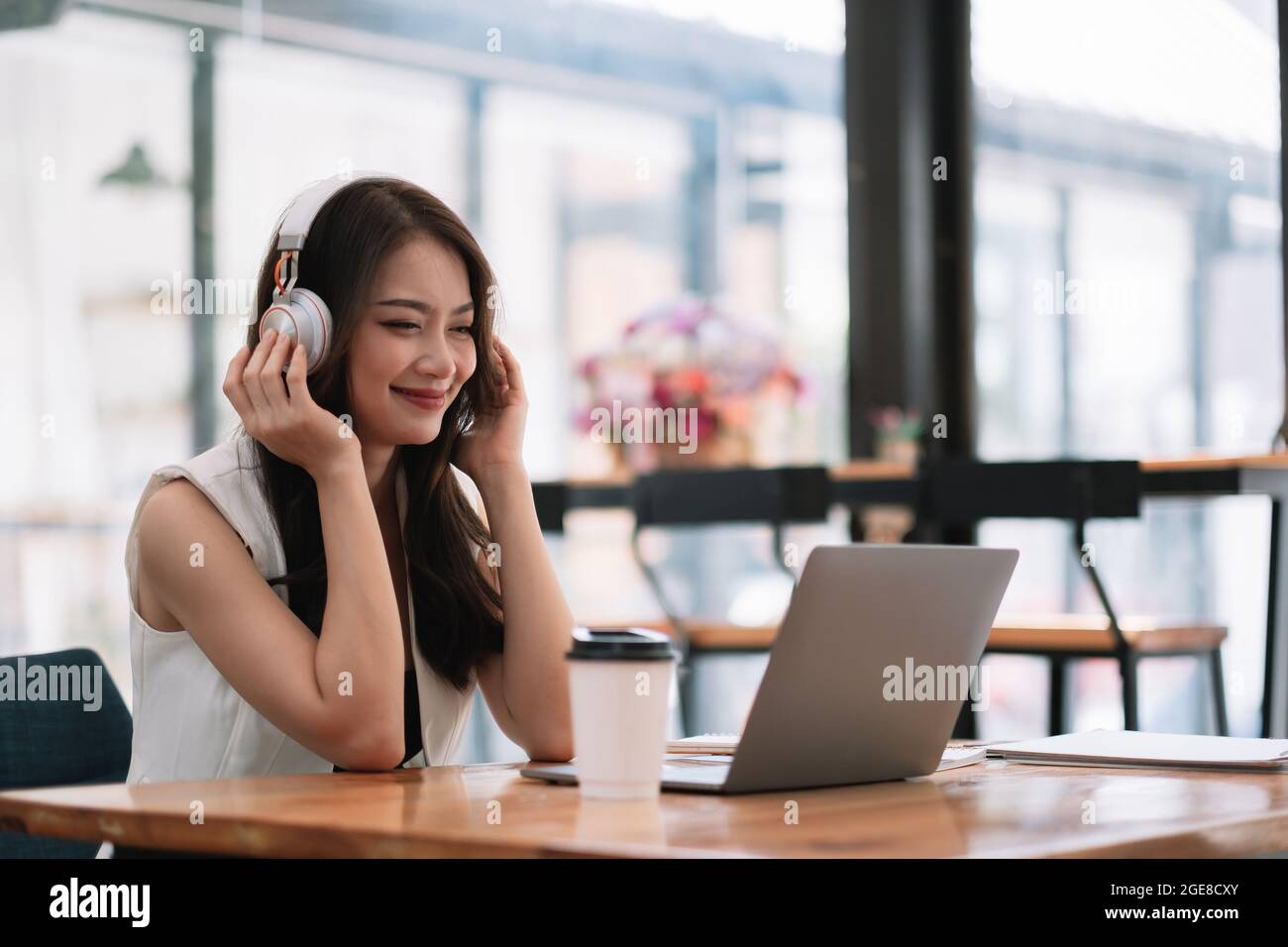 Asiatische Geschäftsfrau mit einem Videoanruf auf Laptop zu Hause. Business Online-Meeting, Online-Lernen zu Hause Stockfoto