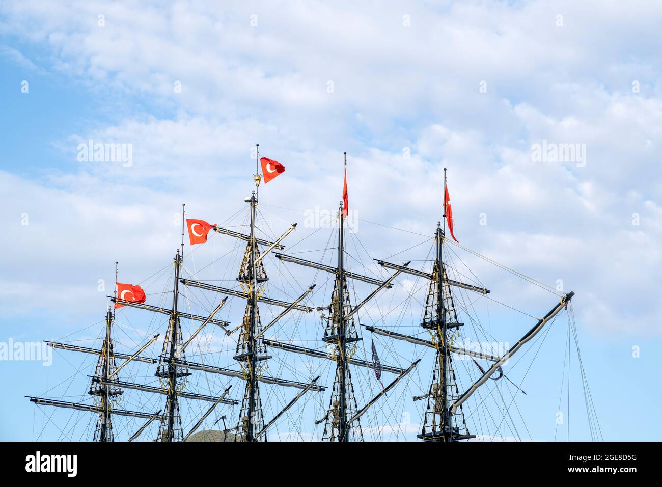 Masten des Schiffes mit türkischen Flaggen auf dem Hintergrund des blauen Himmels. Das Konzept von Reisen und Freiheit. Speicherplatz kopieren Stockfoto