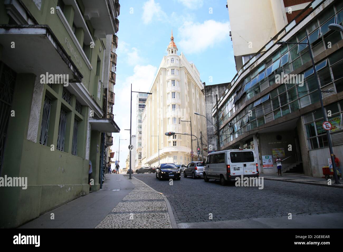 salvador, bahia, brasilien - 17. august 2021: Blick auf alte Gebäude auf der Rua Chile, dem historischen Zentrum der Stadt Salvador. Stockfoto