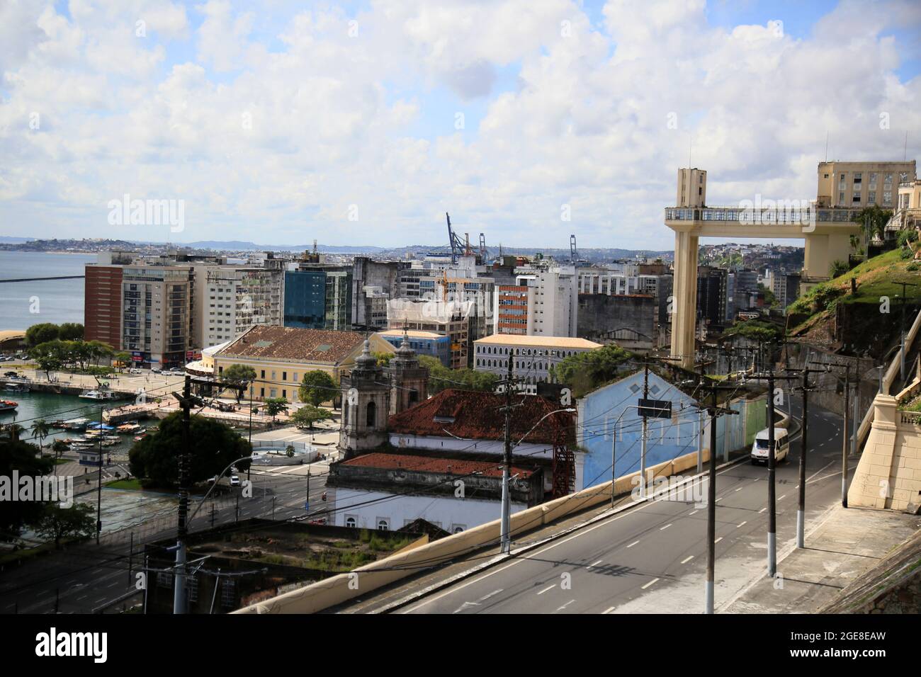 salvador, bahia, brasilien - 17. august 2021: Blick auf den Berghang, den Lacerda-Aufzug und das Viertel Commerce in der Stadt Salvador. Stockfoto