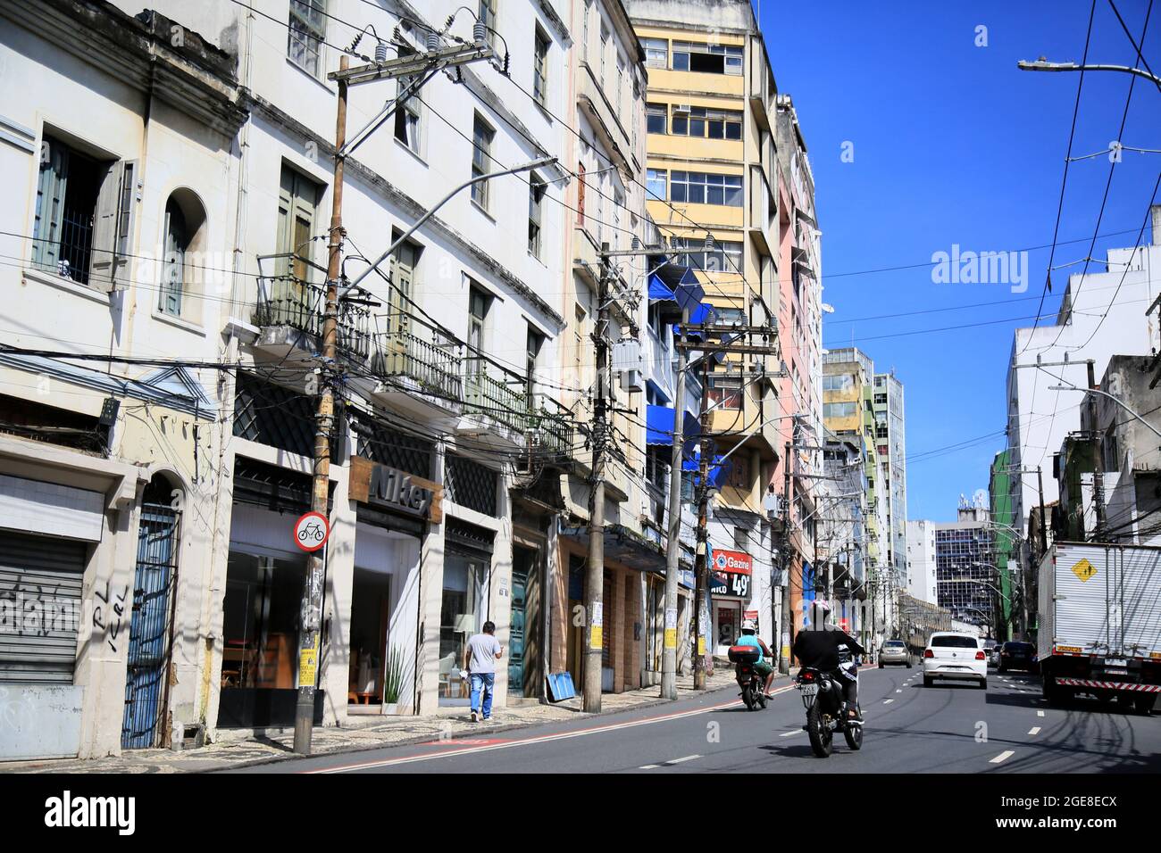 salvador, bahia, brasilien - 17. august 2021: Blick auf alte Gebäude in der Carlos Gomes Straße, Salvador Stadtzentrum. Stockfoto
