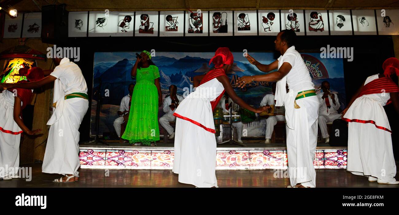 Traditionelle amharische Tanzshow im traditionellen Restaurant Yod Abessinien in Addis Abeba, Äthiopien. Stockfoto