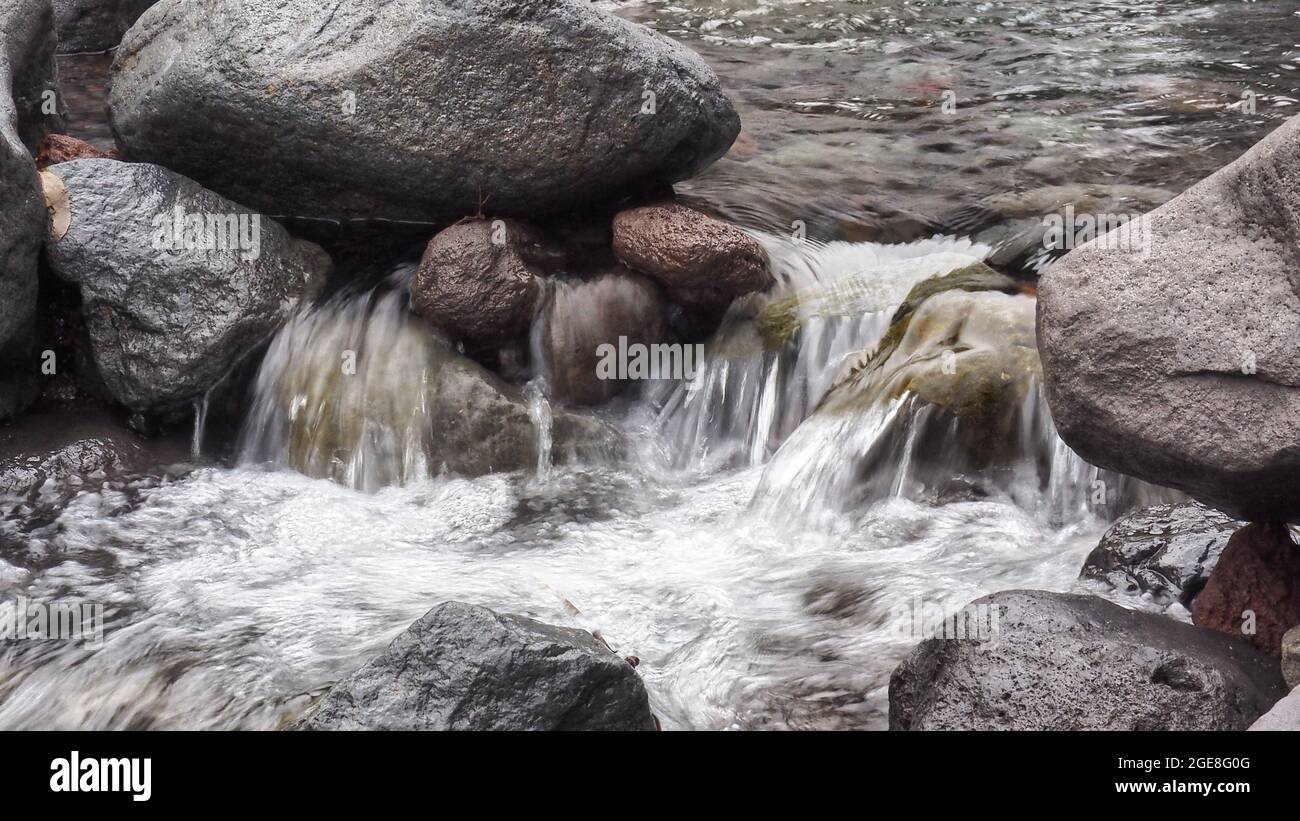 Kapuni Stream fließt durch die Tauchbecken auf dem Wilkies Pools Walk, Egmont National Park, NZ Stockfoto