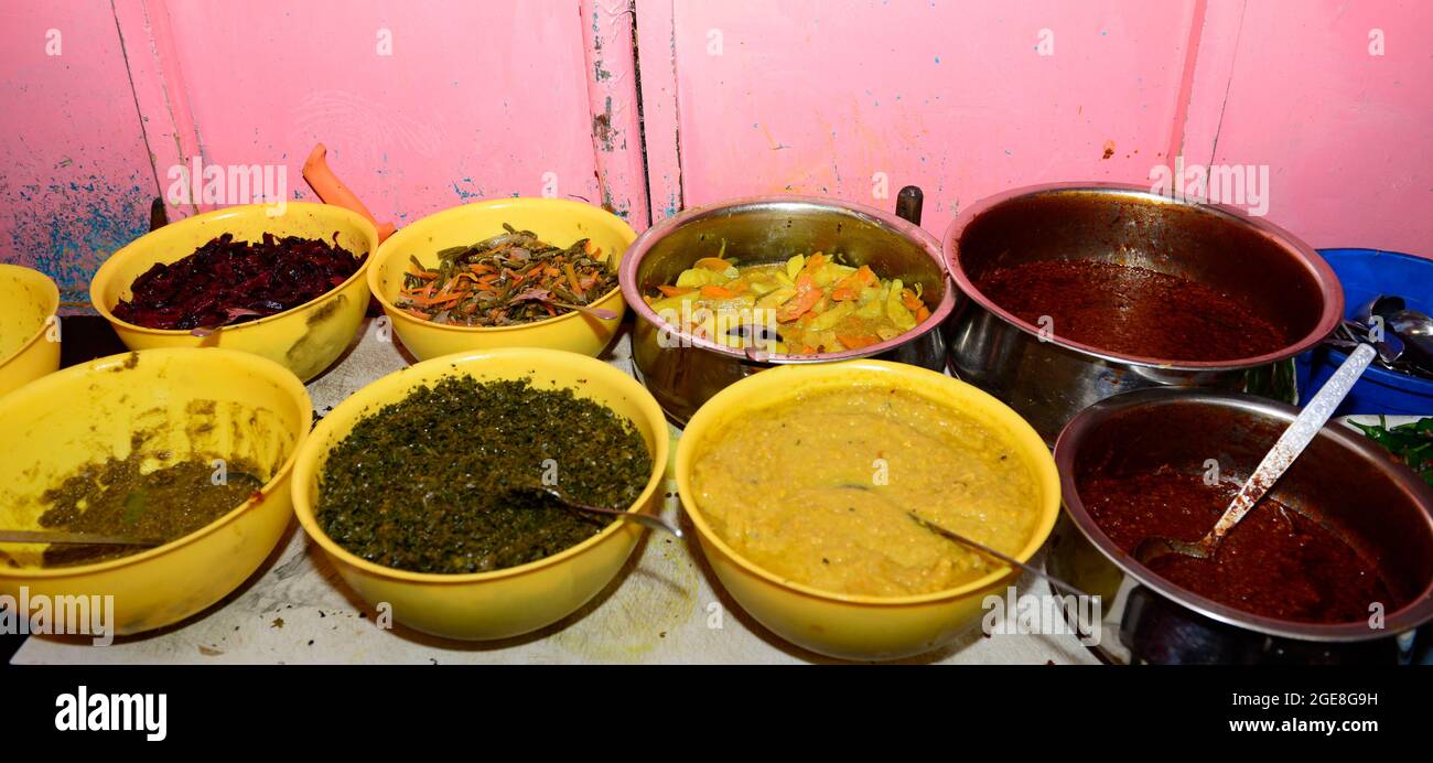 Verschiedene Gemüsegerichte und Linsengerichte, die als Teil einer Injera-Mahlzeit in Äthiopien serviert werden. Stockfoto