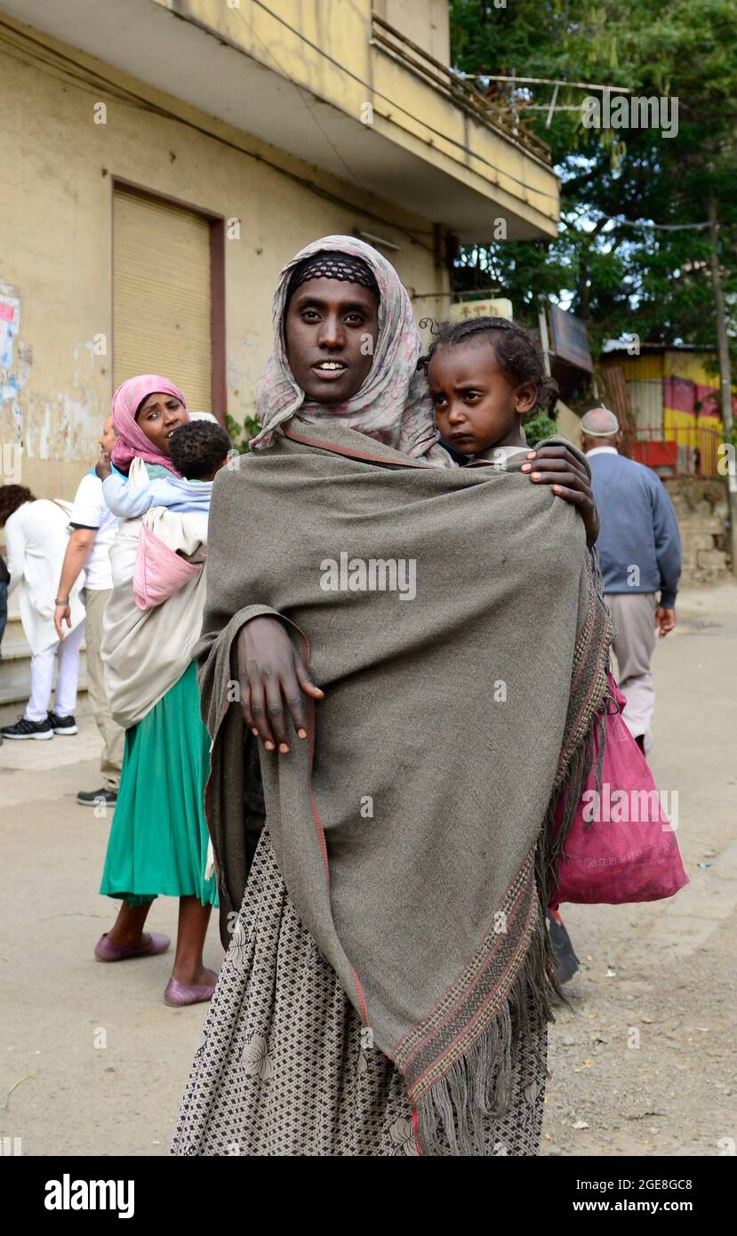 Eine äthiopische Bettler mit ihrem Kind in den Straßen von Addis Abeba. Stockfoto