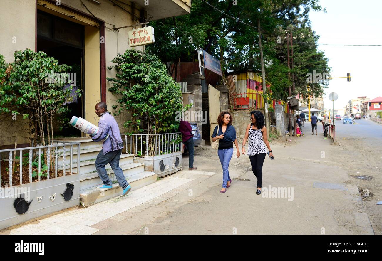 Junge äthiopische Frauen gehen am Tomoca-Kaffee nahe der Piazza in Addis Abeba, Äthiopien. Stockfoto