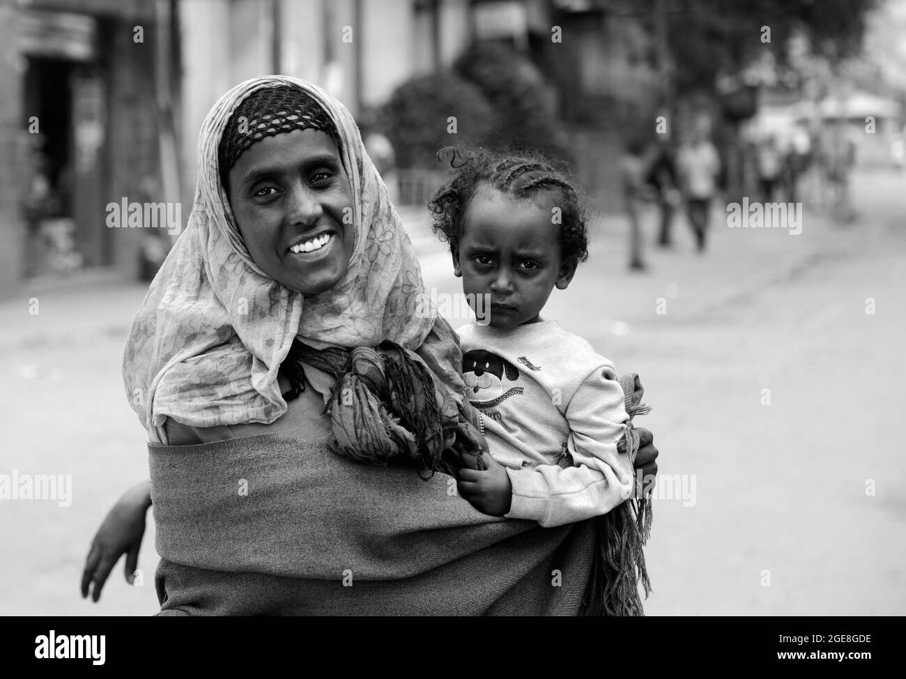 Eine äthiopische Bettler mit ihrem Kind in den Straßen von Addis Abeba. Stockfoto