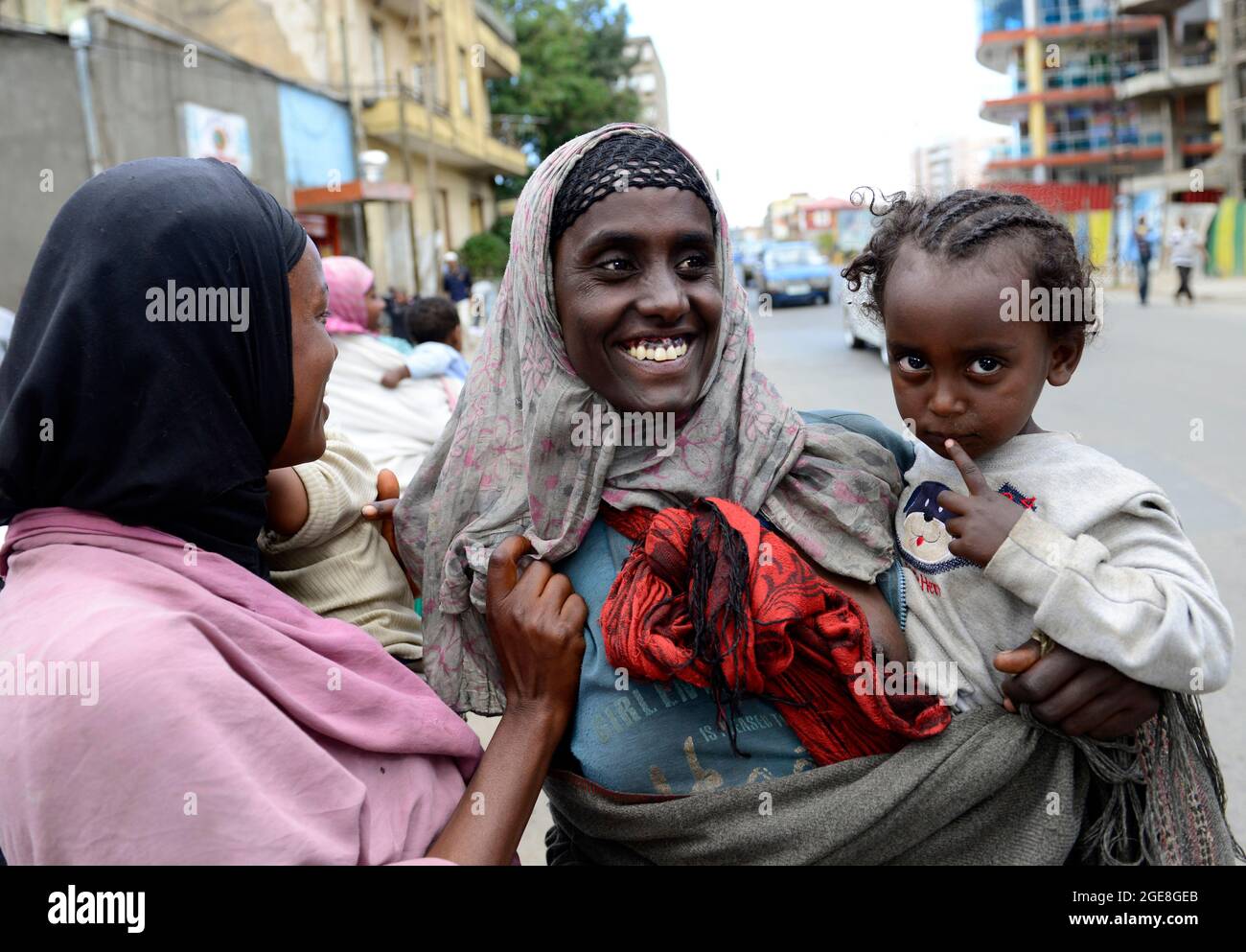 Eine äthiopische Bettler mit ihrem Kind in den Straßen von Addis Abeba. Stockfoto