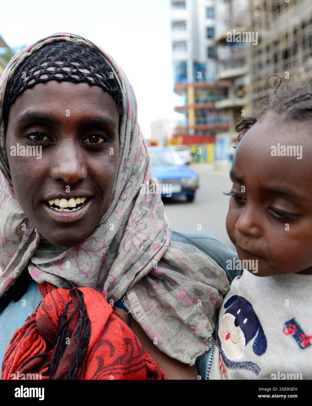 Eine äthiopische Bettler mit ihrem Kind in den Straßen von Addis Abeba. Stockfoto