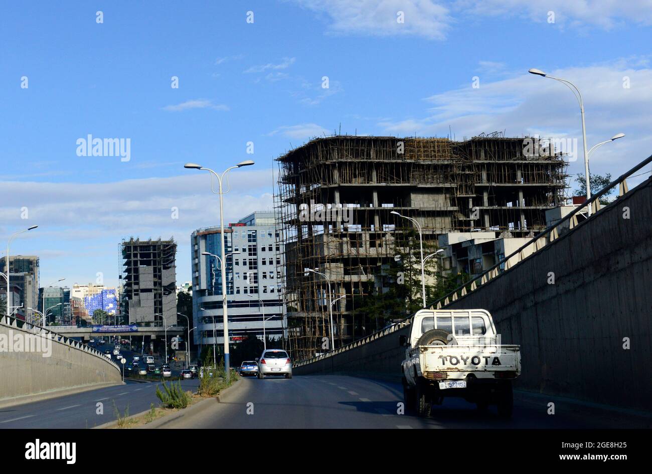 Neue Gebäude verändern die Skyline entlang der Flughafenstraße in Addis Abeba, Äthiopien. Stockfoto