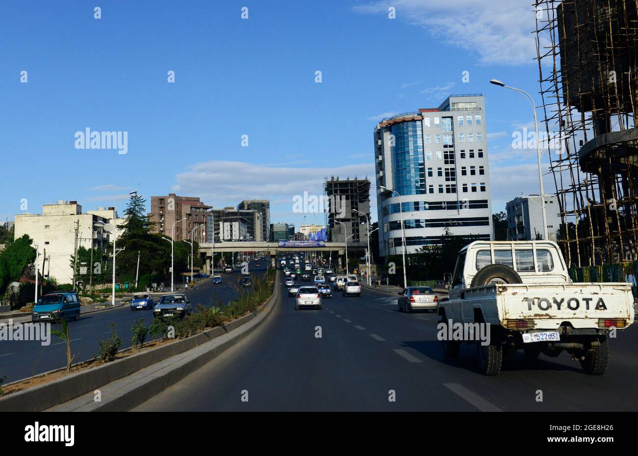 Neue Gebäude verändern die Skyline entlang der Flughafenstraße in Addis Abeba, Äthiopien. Stockfoto