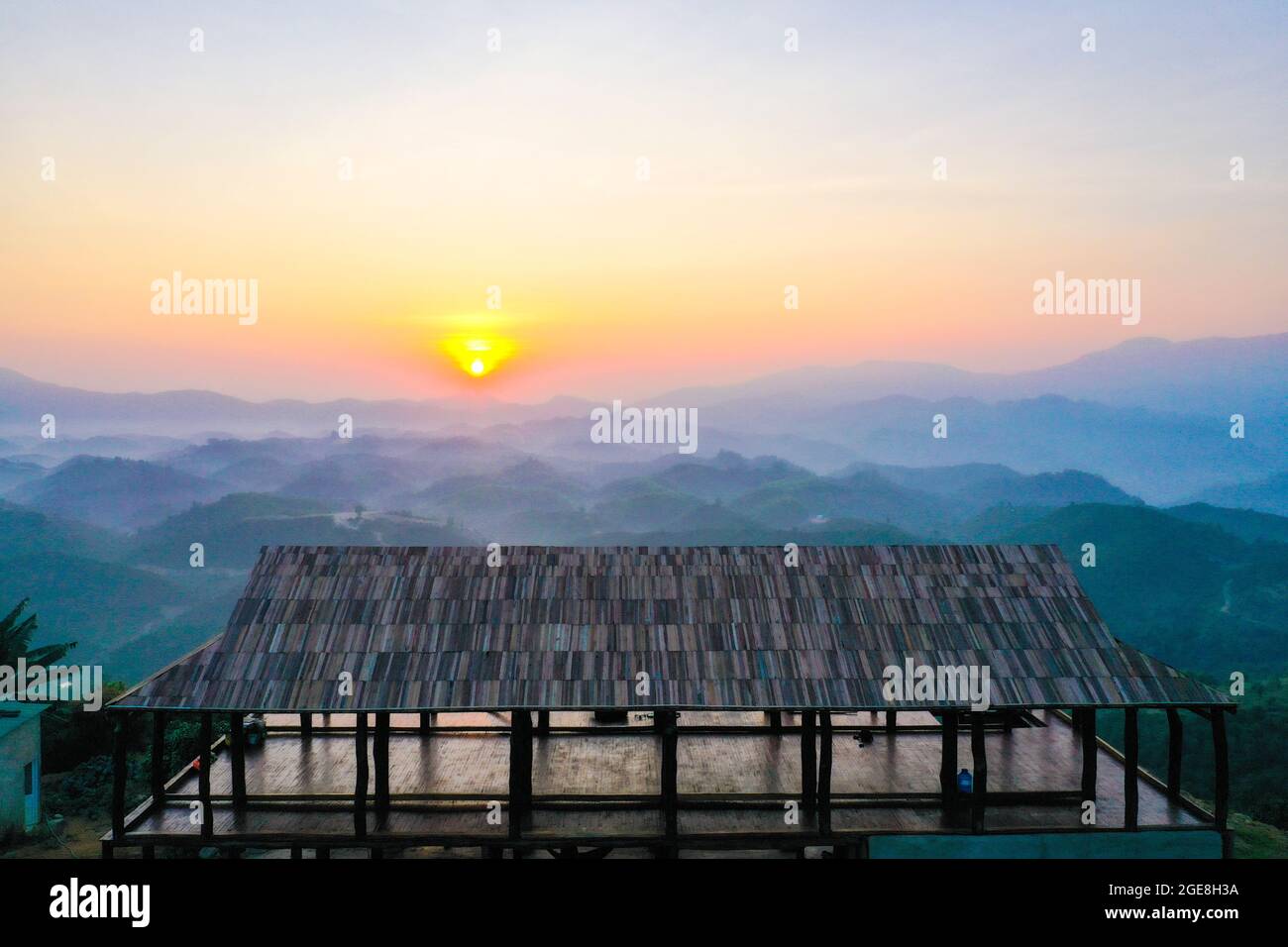 Schöner Sonnenaufgang am Berg Bao Loc in der Provinz Lam Dong im Süden Vietnams Stockfoto