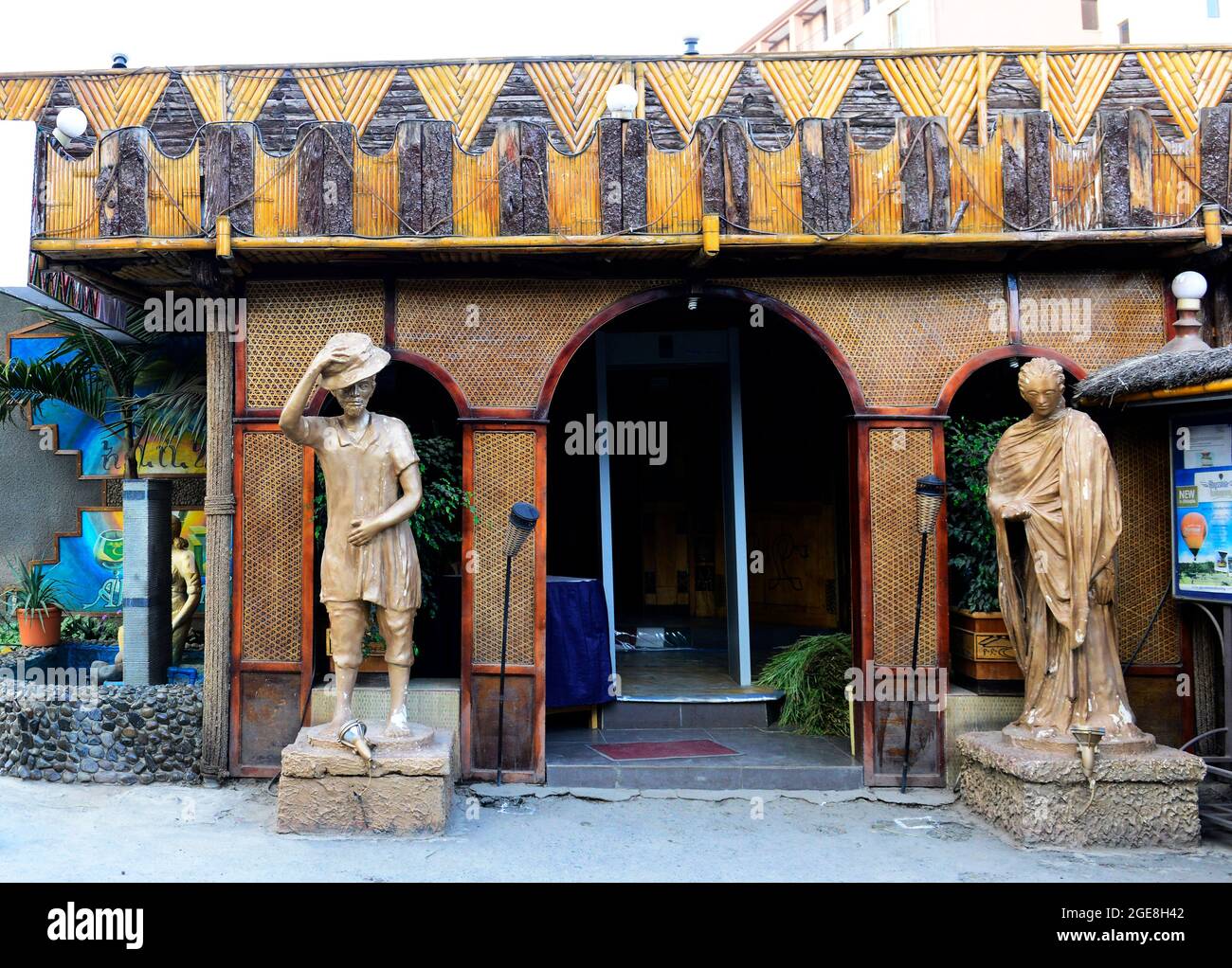 Eintritt in das traditionelle Restaurant Yod Abessinien in Addis Abeba, Äthiopien. Stockfoto