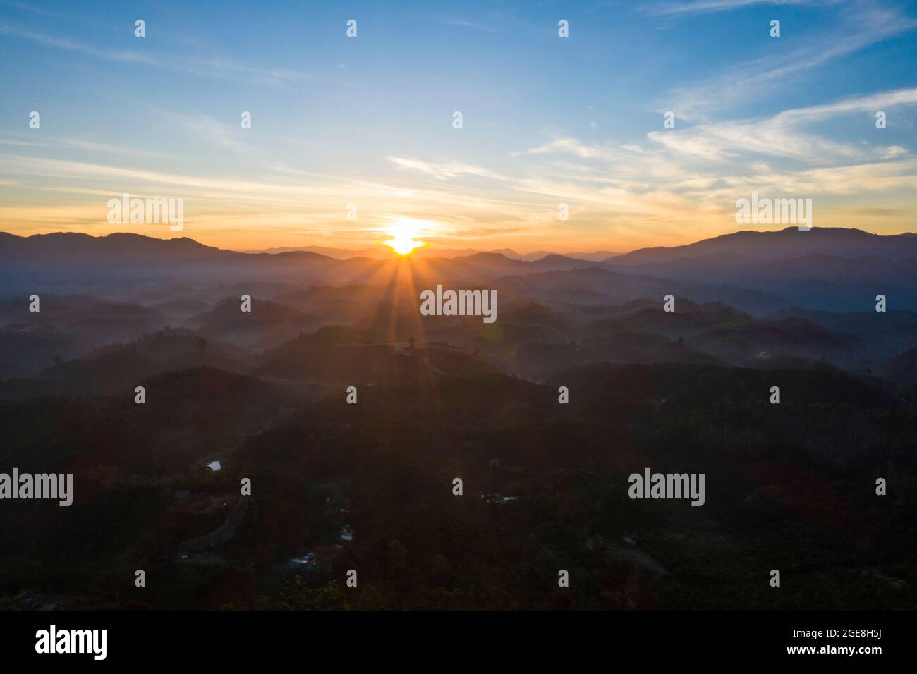 Schöner Sonnenaufgang am Berg Bao Loc in der Provinz Lam Dong im Süden Vietnams Stockfoto