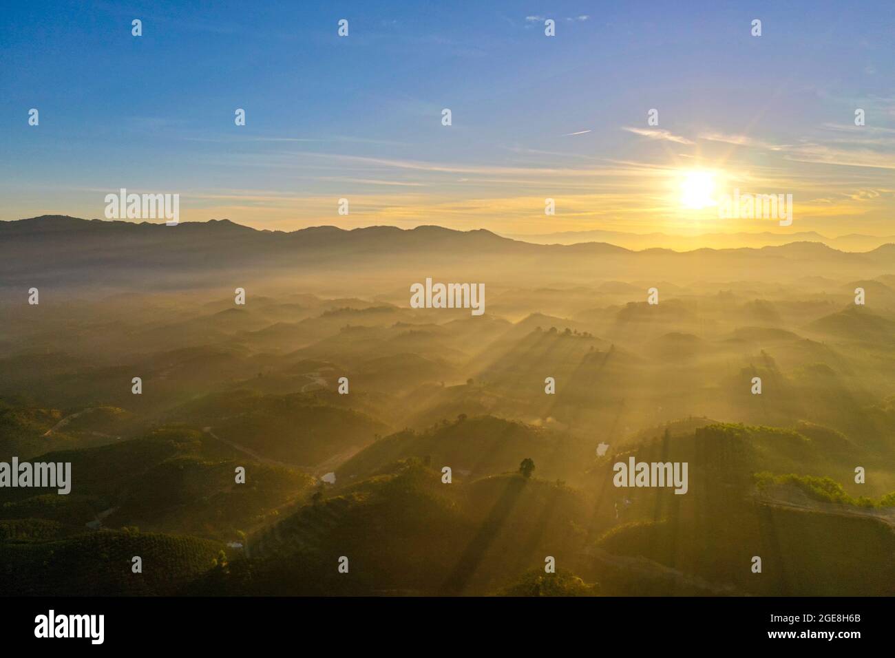 Schöner Sonnenaufgang am Berg Bao Loc in der Provinz Lam Dong im Süden Vietnams Stockfoto