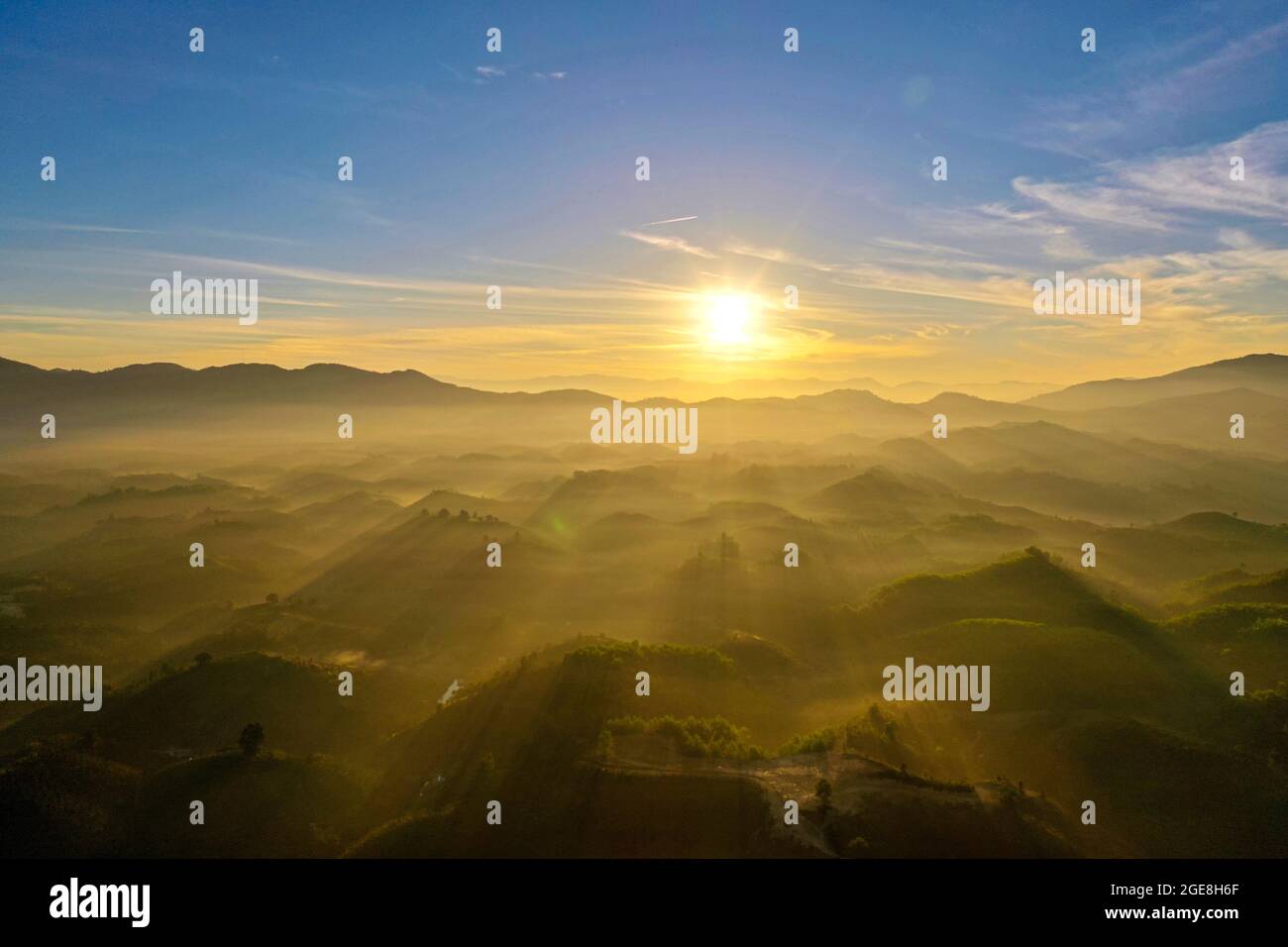 Schöner Sonnenaufgang am Berg Bao Loc in der Provinz Lam Dong im Süden Vietnams Stockfoto