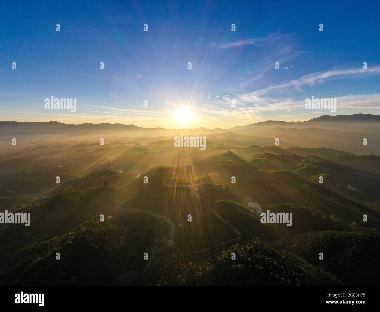 Schöner Sonnenaufgang am Berg Bao Loc in der Provinz Lam Dong im Süden Vietnams Stockfoto