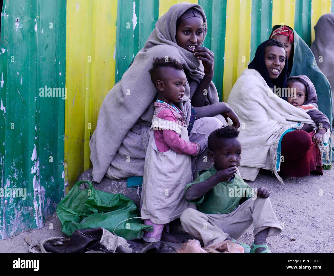 Bettler, die während der äthiopisch-orthodoxen Osterfeiertage vor der Kirche Bole Medhanialem in Addis Abeba sitzen. Stockfoto